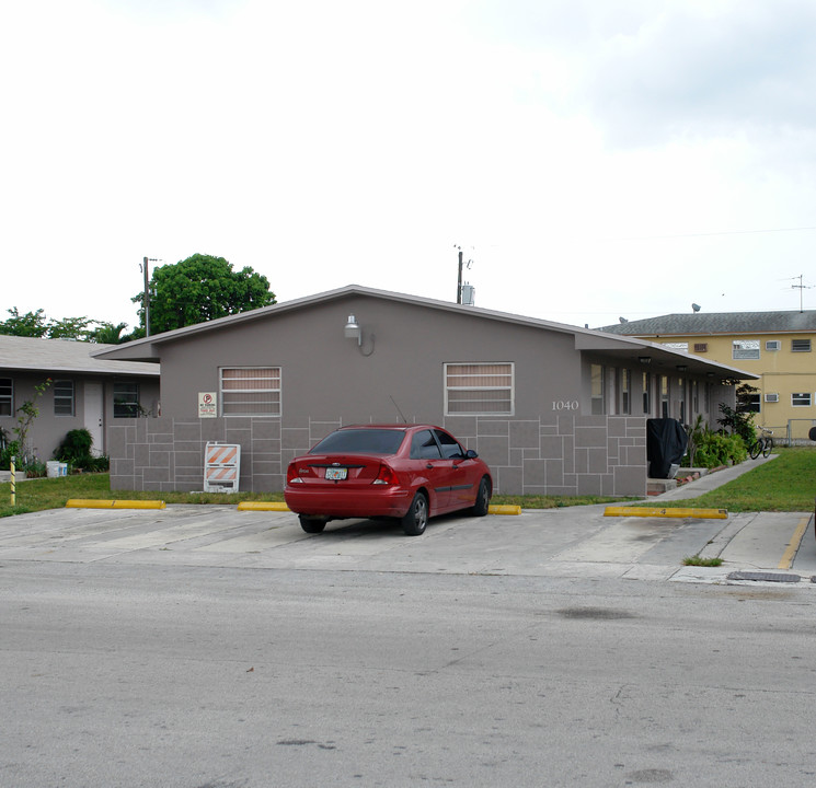 1030-1040 W 28th St in Hialeah, FL - Building Photo