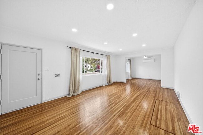 1050 S Hayworth Ave in Los Angeles, CA - Building Photo - Building Photo