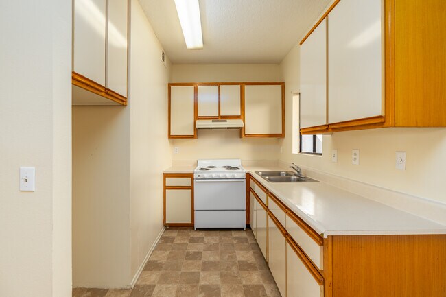 Honolulu Senior Apartments in Montrose, CA - Building Photo - Interior Photo