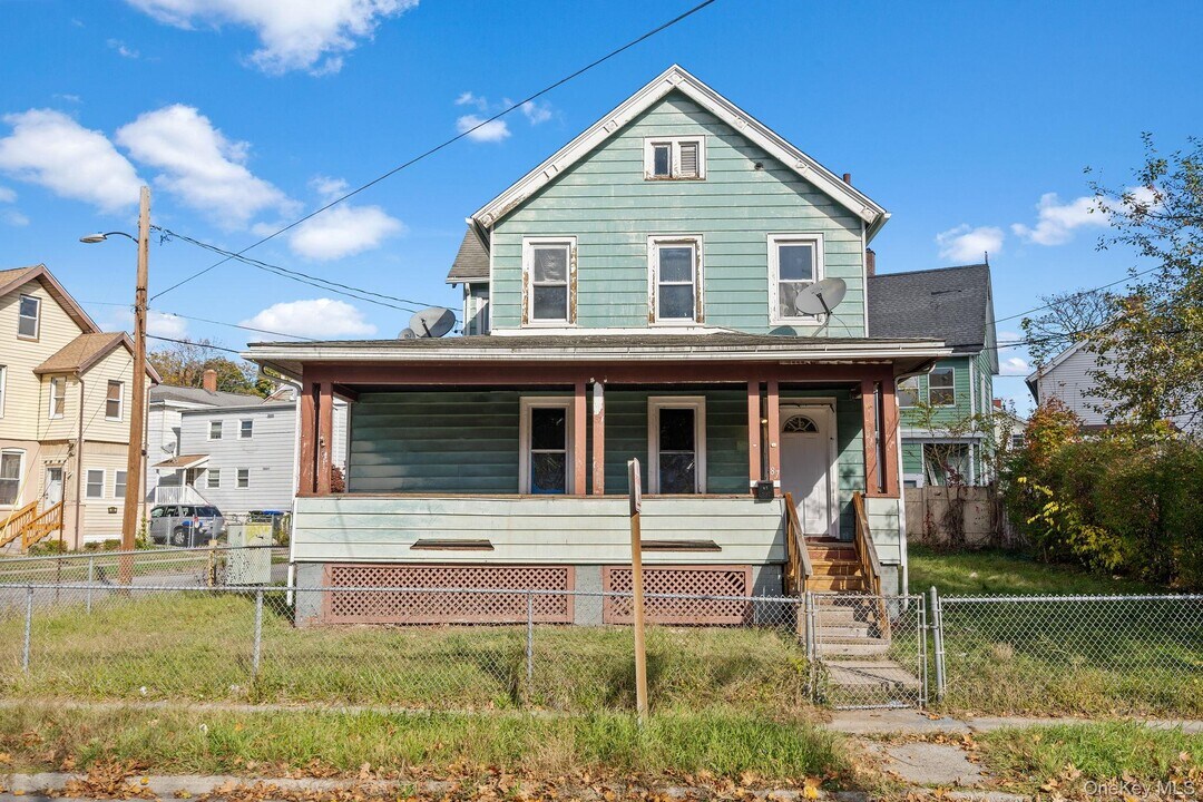 87 Winnikee Ave in Poughkeepsie, NY - Building Photo