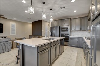 10130 Ashford Ml Ct in Las Vegas, NV - Building Photo - Building Photo