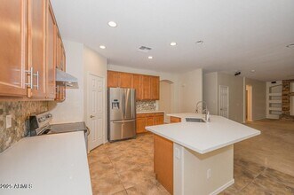 8781 W Hayward Ave in Glendale, AZ - Foto de edificio - Building Photo