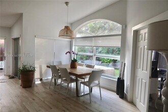 5862 NW 113th Pl in Doral, FL - Building Photo - Building Photo
