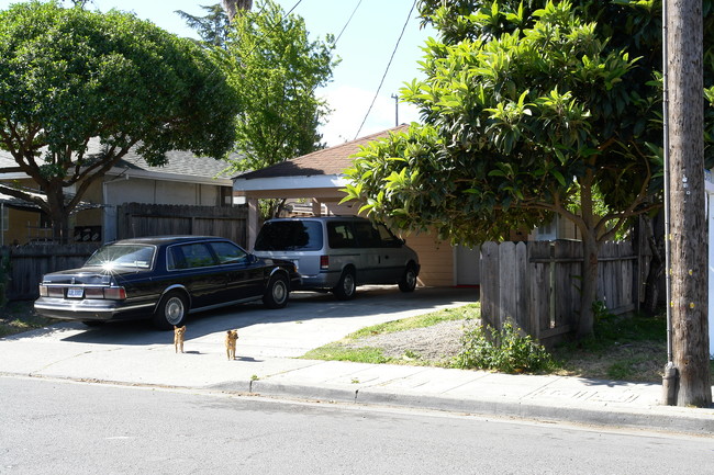 2828 Westmoreland Ave in Redwood City, CA - Building Photo - Building Photo