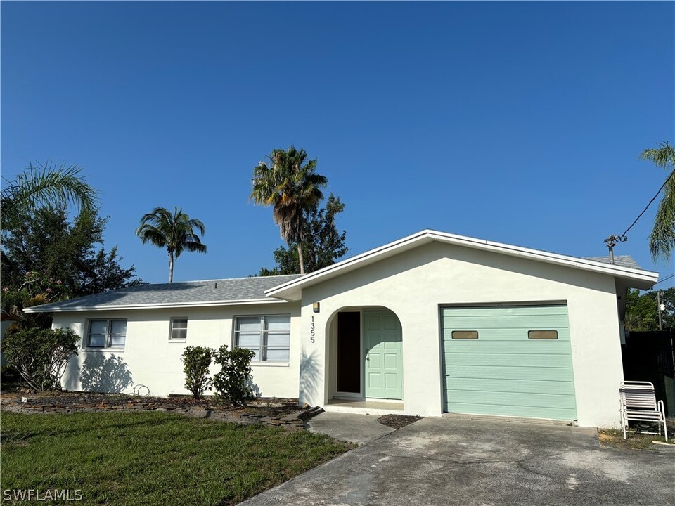 1355 Sunrise Dr in North Fort Myers, FL - Building Photo