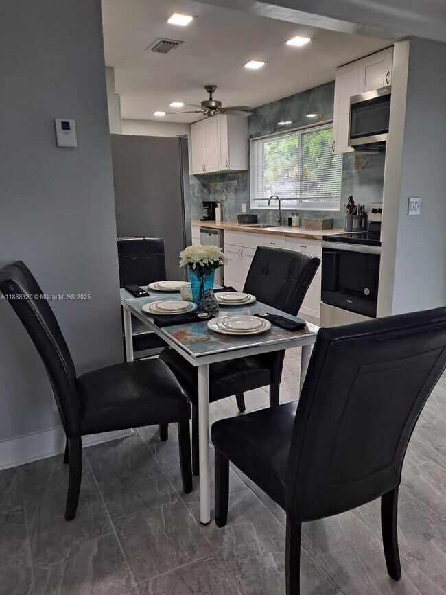 2242 Polk St in Hollywood, FL - Building Photo - Building Photo