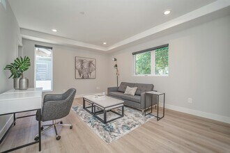 2115 Holly Dr in Los Angeles, CA - Building Photo - Building Photo