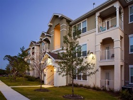 Encino Pointe Apartments