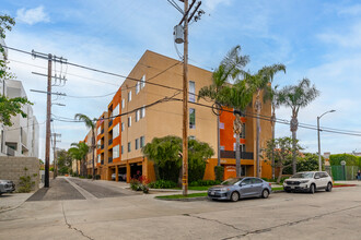 Bedford Arbors in North Hollywood, CA - Foto de edificio - Building Photo