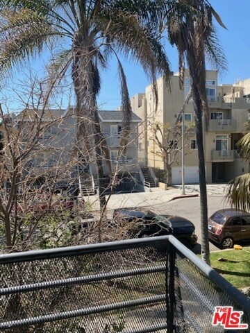 2134 S Bentley Ave-Unit -4 in Los Angeles, CA - Foto de edificio - Building Photo