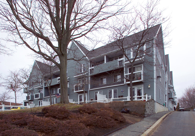 Colony House Apartments in Hyannis, MA - Building Photo - Building Photo