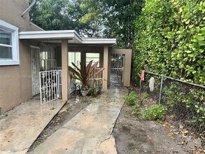 261 NW 49th St in Miami, FL - Foto de edificio - Building Photo