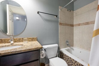 4956 S Vincennes Ave in Chicago, IL - Building Photo - Interior Photo