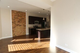 1218 W Diversey Pkwy, Unit 3 in Chicago, IL - Building Photo - Building Photo