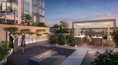 715 Davis Dr in Newmarket, ON - Building Photo - Building Photo