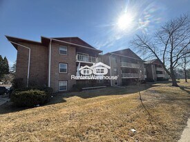 7815 Douglas Ave in Urbandale, IA - Building Photo