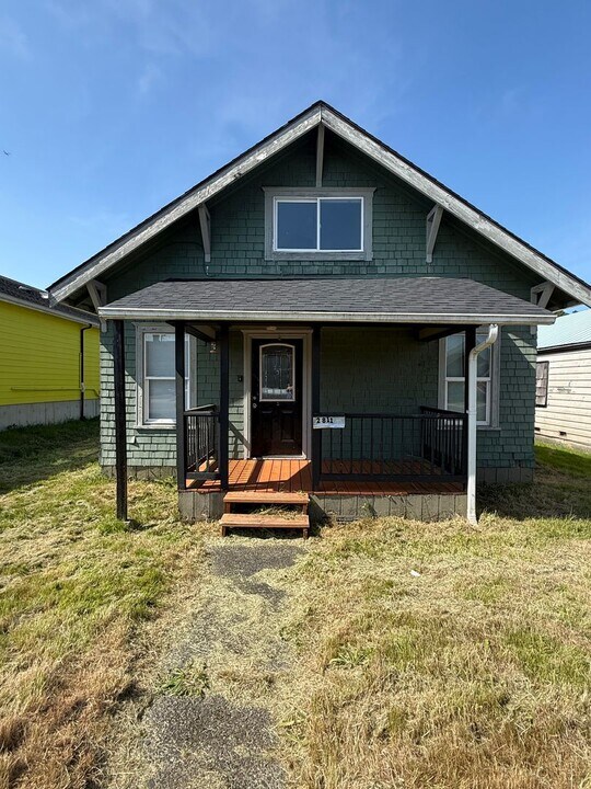 2811 Simpson Ave in Hoquiam, WA - Building Photo