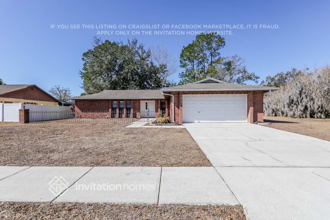 810 Sandalwood Dr in Plant City, FL - Building Photo