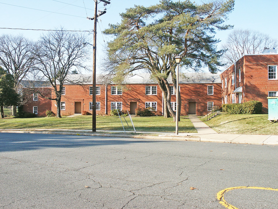 Westover in Arlington, VA - Building Photo