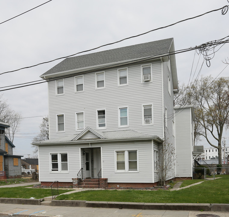 21 Church St in Patchogue, NY - Building Photo