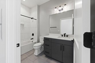 1051 W Cornelia Ave, Unit 403 in Chicago, IL - Foto de edificio - Building Photo
