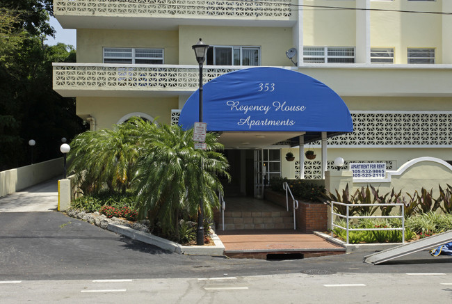 Regency House Apartments in Miami Beach, FL - Building Photo - Building Photo