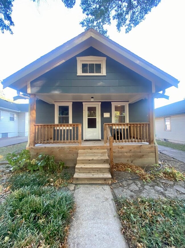 property at 810 W 77th St