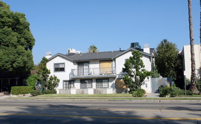 5630 Woodman Ave in Van Nuys, CA - Building Photo - Building Photo