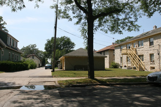 2605 W Capitol Dr in Milwaukee, WI - Foto de edificio - Building Photo