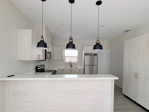 1320 N McColl Rd in Edinburg, TX - Foto de edificio - Building Photo