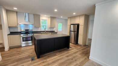 3735 Pinoak St in Village of Clarkston, MI - Foto de edificio - Building Photo