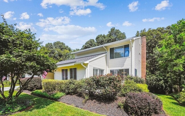276 W Meadowland Ln in Sterling, VA - Foto de edificio - Building Photo