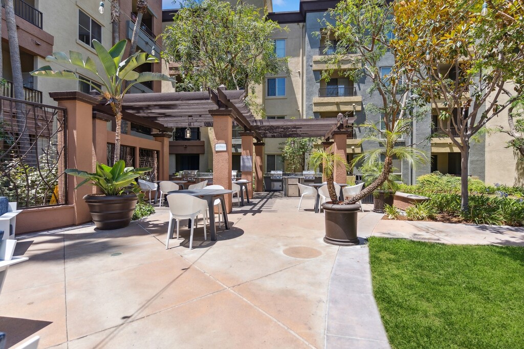 AMLI Warner Center Apartments in Woodland Hills, CA ...