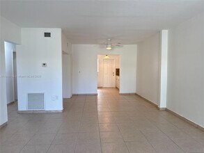 1176 Marseille Dr in Miami Beach, FL - Foto de edificio - Building Photo