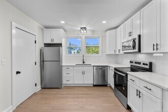 1070 Whitney Ave in Hamden, CT - Building Photo - Building Photo