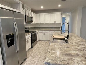 4 Harbor Cove Ct in Daytona Beach, FL - Foto de edificio - Building Photo