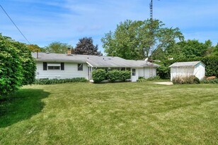 2717 Sunnydale Ave in St. Joseph, MI - Building Photo