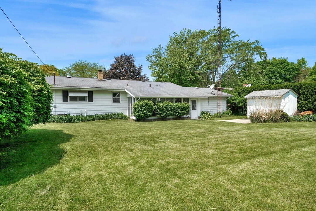 2717 Sunnydale Ave in St. Joseph, MI - Building Photo