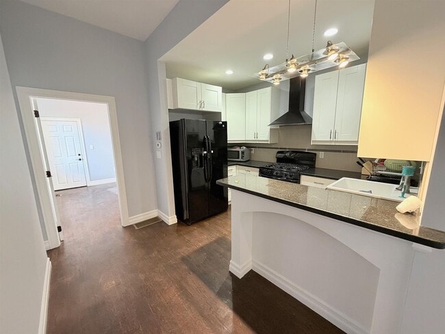 8 Cross St E, Unit 1 in Somerville, MA - Building Photo - Building Photo