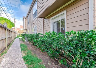 1880 White Oak Dr in Houston, TX - Building Photo - Building Photo