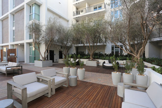 The Fifty Five Fifty in Los Angeles, CA - Foto de edificio - Building Photo