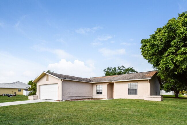 1828 NW 2nd Pl in Cape Coral, FL - Building Photo - Building Photo