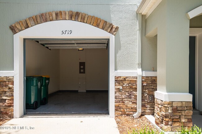 5719 Parkstone Crossing Dr in Jacksonville, FL - Building Photo - Building Photo