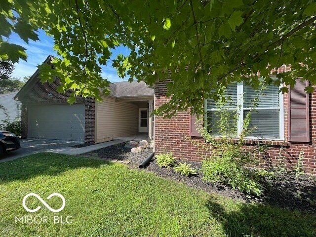 556 Hollowood Ln in Avon, IN - Building Photo