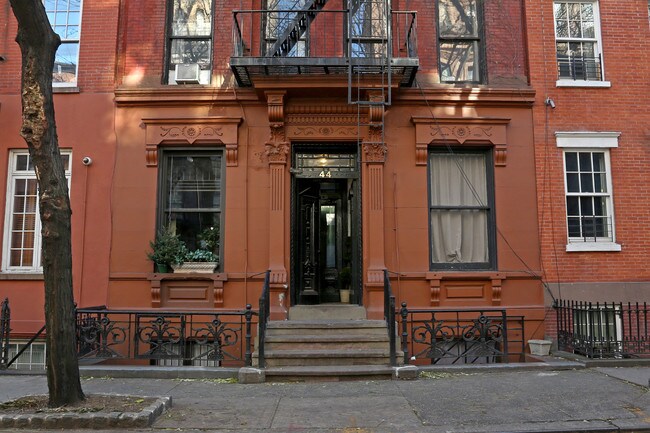 44 Perry St in New York, NY - Building Photo - Building Photo