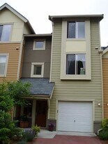 366 NW Pebble Ln in Issaquah, WA - Building Photo