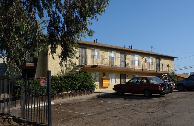 835 Grand Ave in Spring Valley, CA - Foto de edificio - Building Photo