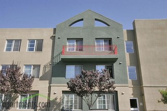 Borregas Court Apartments in Sunnyvale, CA - Building Photo - Building Photo