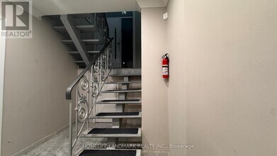 35 Robingrove Rd in Toronto, ON - Building Photo - Building Photo