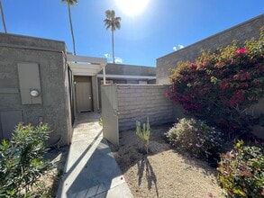 837 N Calle De Pinos in Palm Springs, CA - Building Photo - Building Photo